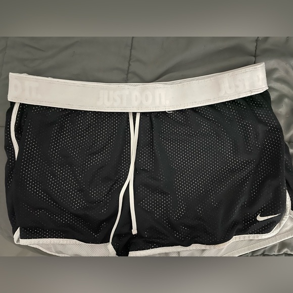 Nike Dri-Fit shorts black and white - Picture 6 of 6